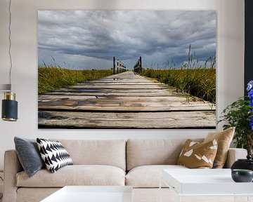 Holzbrücke über die Nordsee bei bewölktem Himmel von Animaflora PicsStock