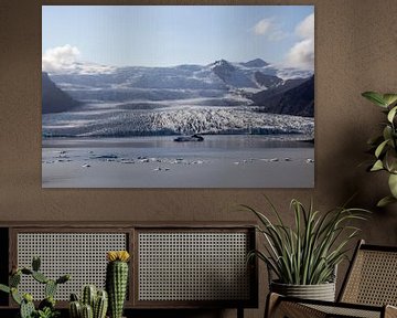 Gletscher Fjallsárlón in Island mit Eisbrocken im Wasser | Reisefotografie von Kelsey van den Bosch