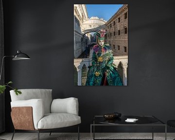 Costume de carnaval devant le Pont des Soupirs à Venise sur t.ART