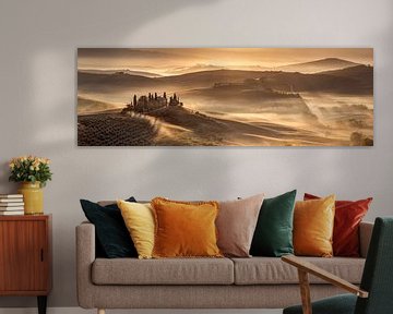 Landschap met boerderij in de ochtendmist in Toscane van Voss Fine Art Fotografie