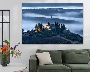 Landschap met mist en kleine boerderij in Toscane van Voss Fine Art Fotografie