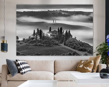 Landschap met mist en kleine boerderij in Toscane in zwart-wit van Manfred Voss, Schwarz-weiss Fotografie