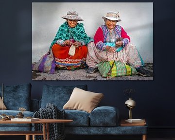 Zwei Hände, die Frauen in traditioneller Kleidung bei Chivay, Peru von Rietje Bulthuis