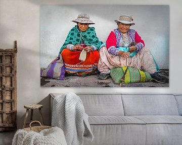 Twee handwerkende vrouwen in klederdracht in Chivay,  Peru van Rietje Bulthuis