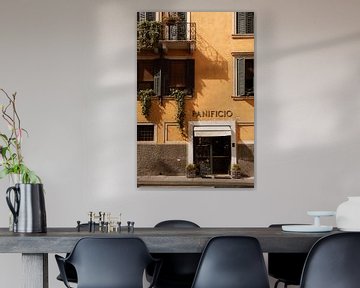 Geel gebouw in het prachtige Verona, te Italië van Meike Molenaar