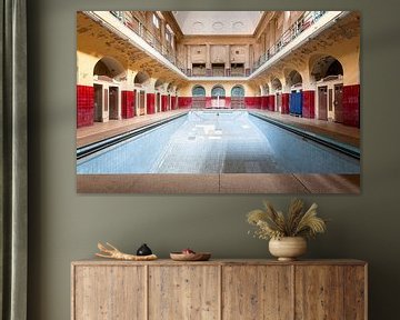 Verlassener Pool im Badehaus. von Roman Robroek – Fotos verlassener Gebäude