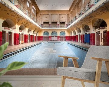 Verlaten Zwembad in Badhuis. van Roman Robroek - Foto's van Verlaten Gebouwen