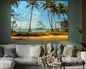 Tropisch strand van Queensland met zicht op Dunk Island, Australië van Rietje Bulthuis