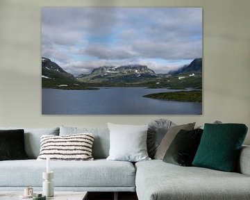 Idyllisch meer en majestueuze bergen in Noorwegen van Patrick Verhoef