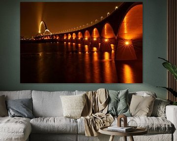 Pont De Oversteek à Nijmegen dans la lumière chaude du soir sur Marjo Snellenburg