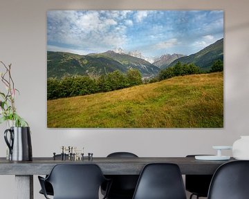 Blick auf die Berge von Uschba bei Mestia in Georgien von Leo Schindzielorz