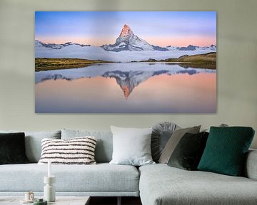 Matterhorn spiegelt sich am frühen Morgen im Stellisee von Peter Schray