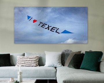 Texel in de Lucht: Vlieger Danst met Wolken van AVP Stock