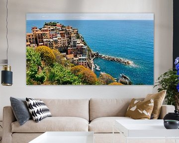 Mosaik von Manarola: Lebendige Häuser entlang der ruhigen Strandpromenade von AVP Stock