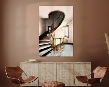Lost Place - Escalier en spirale dans un manoir abandonné
