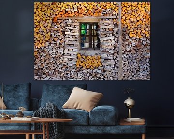 Een stapel hout met een raam van Christa Kramer