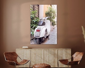 Scooter rétro blanc garé dans des usines à Rome sur Merel Naafs