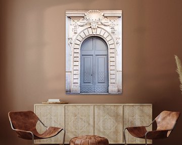 Blauw/grijze houten voordeur in Rome van Merel Naafs