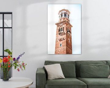 Kerktoren in het centrum van Verona van Merel Naafs