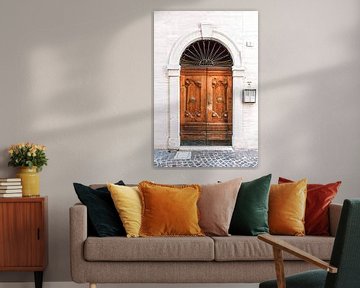 Houten voordeur bruin met wit in Rome van Merel Naafs