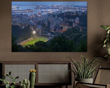 Panoramisch overzicht van de stad Genua met voetbalveld in Italië bij nacht van Robert Ruidl