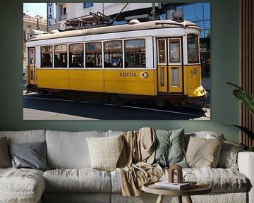 Traditionele Carris Tram in Lissabon van insideportugal