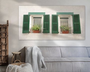 Grüne Fensterläden an zwei kleinen Fenstern in Spanien - Straßen- und Reisefotografie von Christa Stroo photography