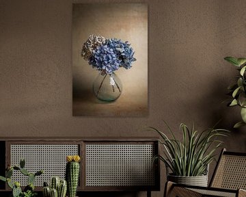 Modernes Stillleben mit Hortensienblüten stehend von John van de Gazelle