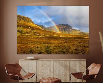 Regenboog met Old Man of Storr van Daniela Beyer