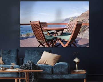 terras aan zee met houten stoelen van ChrisWillemsen