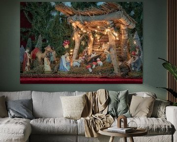 Prachtige complete antieke kerstbeelden in een unieke omgeving van de kerststal met een huiselijke sfeer. van Ad Huijben