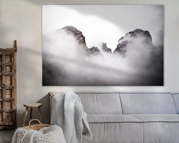 Bergtoppen die door de wolken spieken