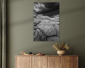 Skurrile Steinstruktur mit treibenden Wolken, White Pocket, USA von Jan Bouma