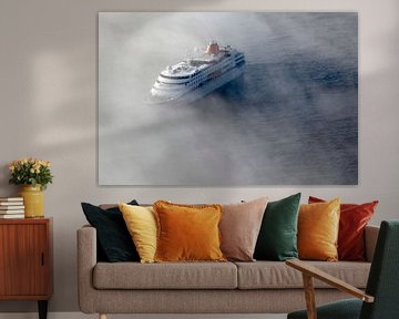 Cruisschip in de mist van Roel Dijkstra