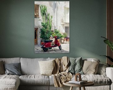 Straat met Vespa in Monopoli, Puglia, Italië