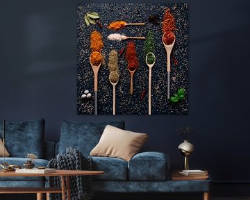 Vrolijk kleurrijk palet van specerijen en kruiden op pollepels van Francis Dost