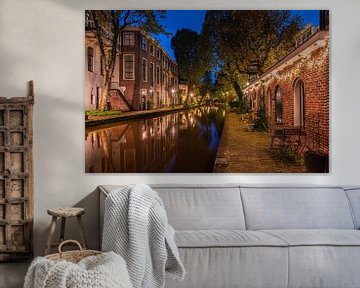 Rustige herfstavond langs de Oudegracht in Utrecht