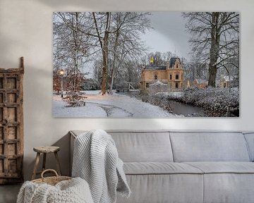 Kasteel Nienoord voor zonsopkomst in de sneeuw