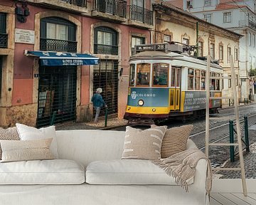 Een straatbeeld met een tram in Lissabon van Jens Sessler