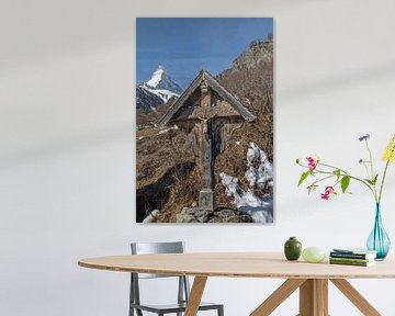 Croix en bois sur le sentier Edelweiss près de Zermatt sur t.ART