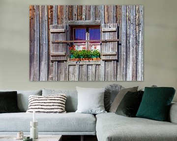 Bloemen voor een houten raam van Christa Kramer