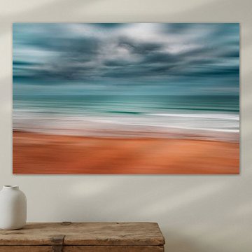 Abstrakter Strand und dunkle Wolken