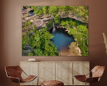 Wasserfall in tropischem Wald von Anna Martin