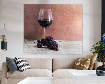 glas rode wijn met een tros druiven