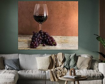 glas rode wijn met trossen druiven van ChrisWillemsen