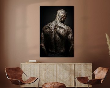 Sportieve getatoeëerde man in minimalistische digitale stijl van Thilo Wagner