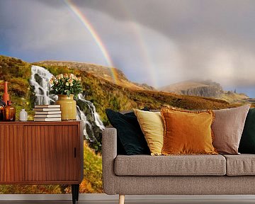 Waterval met regenboog en de Old Man of Storr van Daniela Beyer