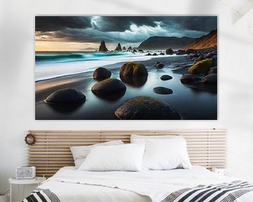 Zwart zandstrand met zee