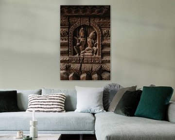 Sculptures en bois de Shiva et Parvati dans un temple au Népal sur Ayla Maagdenberg