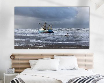 Garnalenkotter IJ22 op het strand in Zandvoort van Cobi de Jong